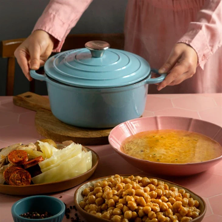Pot tat-tisjir tal-qara Ħamra tal-ħadid fondut